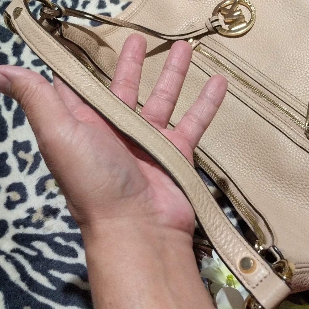 Michael Kors Rhea medium messenger handbag - Picture 10 of 16